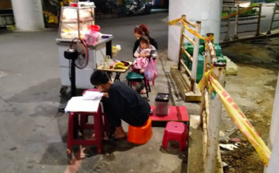 母子三人擠天橋下擺攤　網友感動「這孩子會出人頭地」