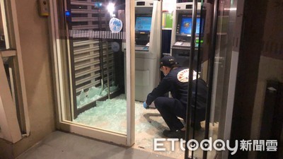 快訊／土城銀行深夜玻璃門破裂　疑遭人為破壞追查中