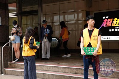 男神北車呆站1hr募發票　路人「不認識」冷拒絕！