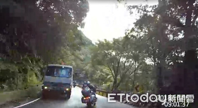 砂石車夾殺！重機蘇花恐怖超車　網爆北宜「起飛前驚險38秒」