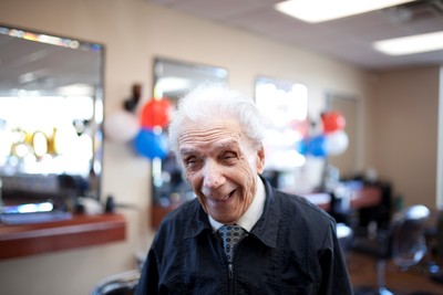 剪了一世紀　全球最高齡理髮師108歲辭世