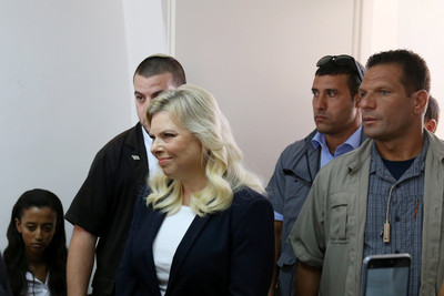 以色列總理夫人闖「出訪專機駕駛艙」　烏克蘭迎賓麵包被她丟地上