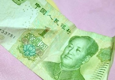 網購新衣摸到紙鈔！竟爆恐怖真相「往生者穿過」她一秒嚇傻