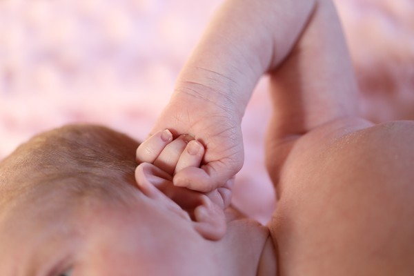 ▲寶寶喜歡抓耳朵、用手打頭，怎麼辦？（圖／pixabay.com）