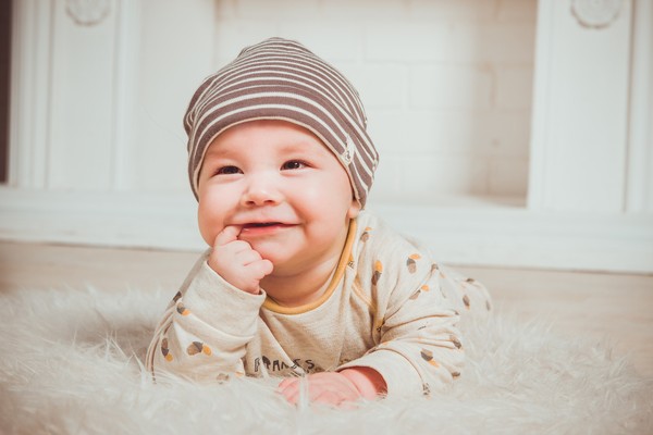 ▲寶寶容易溢奶吐奶，是胃食道逆流？！（圖／pixabay.com）