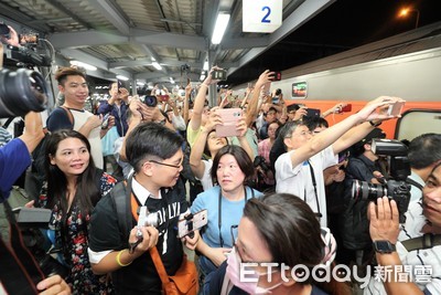 萬名「鐵道迷」揮手歡送　最後平面列車駛離高雄臨時站