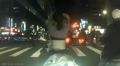 女騎士等紅燈1分鐘極速更衣　「脫剩黑色小可愛」眾人看呆