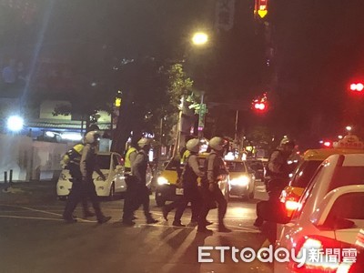 你撞到我了！林森錢櫃2派15人互毆　還搶警棍攻擊遭壓制