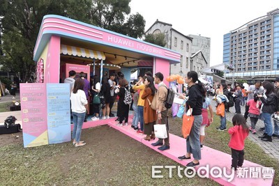 HUAWEI nova潮玩店「華山」登場!陳芳語揪粉絲大合唱、玩自拍