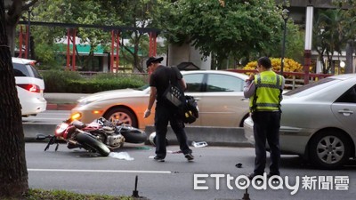 休假騎重機界法拉利Ducati自摔撞車　騎士搶救1小時亡