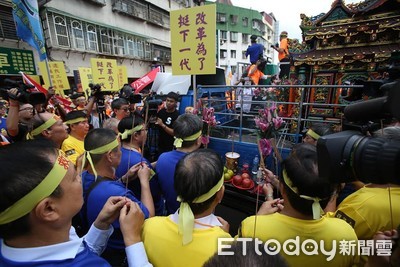 影／逾20年未發一張證照　近2千中藥商衝衛福部與警爆肢體衝突