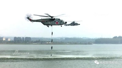 直-8超低空投送　解放軍蛙人海上演練「斬首行動」