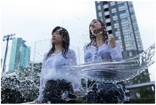 隐约极限性感! 日本湿答答写真集在路上弄湿正妹