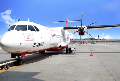 遠航雨夜降落「機身左偏停跑道」　72乘客嚇壞…台中機場關1小時