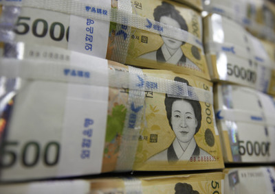 微波爐消毒紙鈔！蠢大媽防疫變「燒錢」…180萬秒剩95萬
