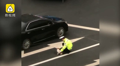 流浪狗骨折動不了...暖警蹲路中央「肉身擋車」：大車看不見牠