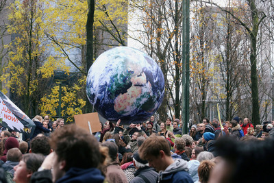 比利時6萬5千人「舉起地球」冒雨上街　盼政府對抗氣候變遷