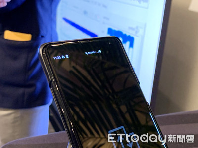 三星Galaxy S10原型機獨家直擊！前所未見的「瀏海」與5G