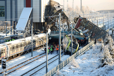 軌道沒有信號燈　土耳其高鐵與火車頭相撞釀9死