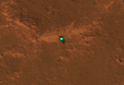 洞察號綠綠的！　NASA太空船登陸火星空拍畫面曝光