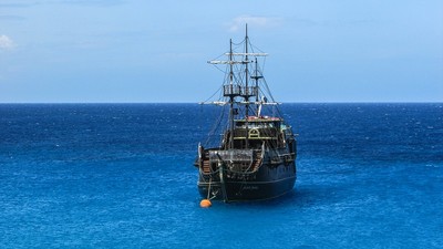 東海尋獲豪華「幽靈船」　漁民：設備高級卻不見人影