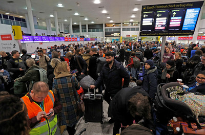 無人機入侵！英國第2大機場緊急暫停起降　2萬乘客受影響