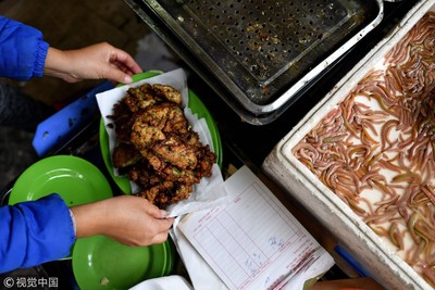 越南冬季夯吃「冬蟲餅」　內餡包滿「蠕動蟲蟲」咬下大噴汁