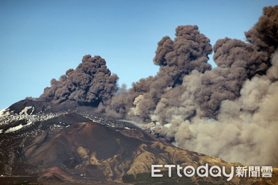 黑色灰雲噴發！義大利埃特納火山出現活動跡象　