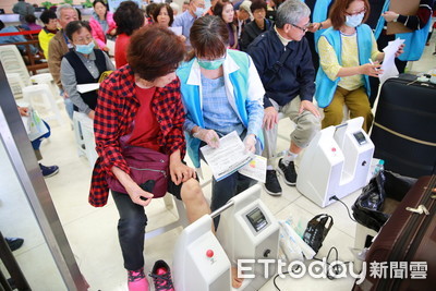 她打噴嚏「脊椎骨折」才知骨鬆　婦女隱形殺手5食物可防