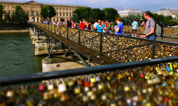 巴黎爱情锁桥图片