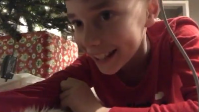 男孩要錄聖誕老人！ 狗狗偷送「神秘大禮」　結局讓網友都笑了