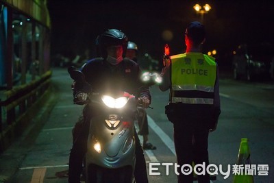 27歲醉女搭車逆向狂罵警「死菜鳥」　3句話慘賠5.9萬元