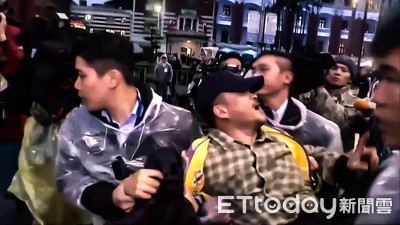 影／總統府升旗法稅改抗議蔡英文　跟憲警爆肢體拉扯