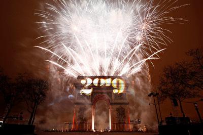 不斷更新／全球跨年看這　法國巴黎凱旋門絢爛煙火點亮夜空