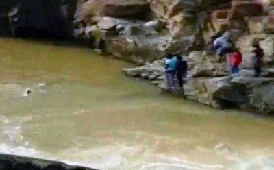 印度學生瀑布旁自拍失足落水　岸邊同學親眼見他遭捲走