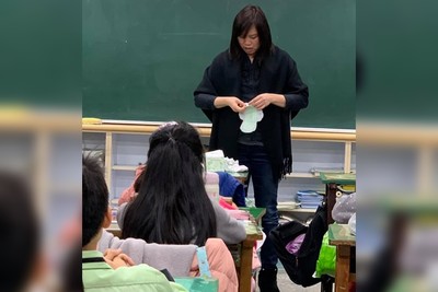 國中女初經「穿血褲上課」被笑崩潰哭!神老師撕衛生棉開課 萬人讚爆