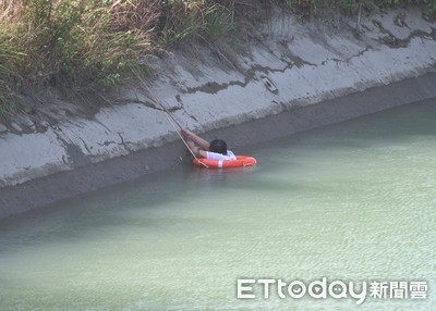 男卡嘉南大圳水泥岸「再過去就捲水門」　網曾見10多狗同地淹死