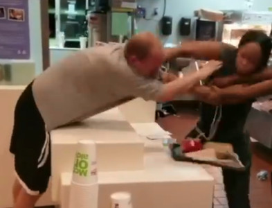麥當勞女店員是「拳擊手」！　男客沒吸管暴走動粗…一秒被痛宰