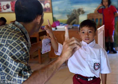 獨創手語人人會！峇里島「聾人村」的堅持　原來與基因有關