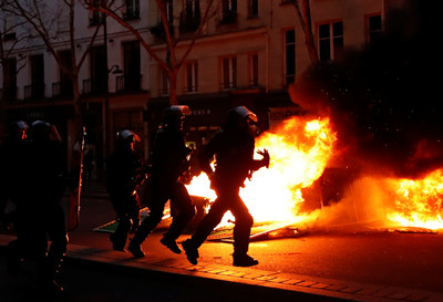 馬克宏冷漠觸怒「黃背心」　年後再戰巴黎街頭　砸毀銀行、政府辦公室