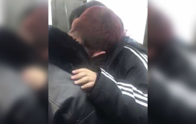 電車情侶深情啾啾！大膽「吸吮蘋果肌」　閃爆乘客