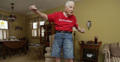 美國二戰老兵不服老！大跳「floss舞」慶祝96歲生日