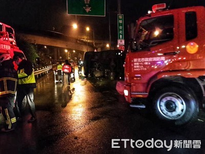 瑞芳台62甲匝道貨櫃車失控翻覆　男駕駛命危送醫