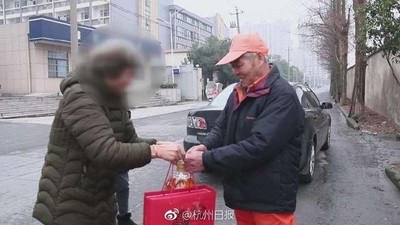 撿4萬金手鐲苦等1hr...失主送紅包！清潔阿伯霸氣拒：我有4棟房