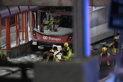 快訊／渥太華雙層巴士撞公車站　「乘客直接飛出去」釀3死23傷