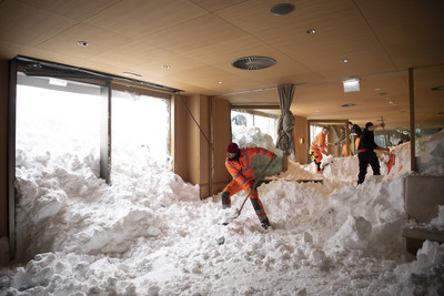 300公尺雪崩灌進飯店！　暴雪橫掃歐洲「10天內奪21命」