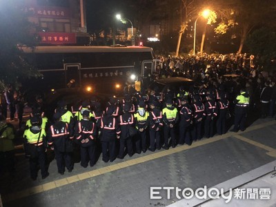 「出來就乎死」500人夜圍南檢　3虐嬰嫌走密道！警：正義哥辛苦了