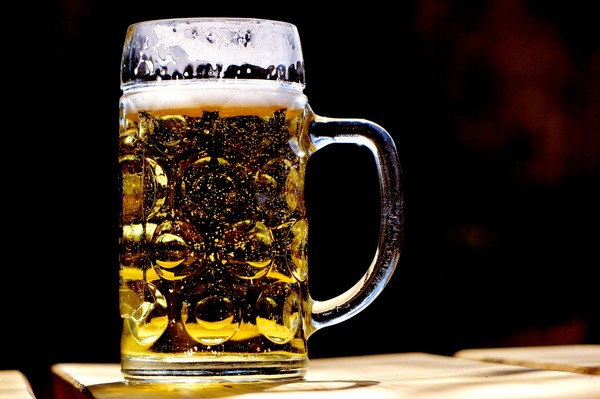 ▲喝啤酒會有啤酒肚　改喝紅酒或蒸餾酒可以嗎？（圖／pixabay）