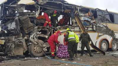 玻利維亞巴士山路相撞！高速又逆向車頭全毀　釀22死37傷