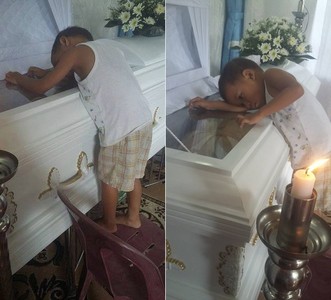 「媽媽為什麼不陪我睡覺？」5歲男童緊抱母棺材入睡...網心碎
